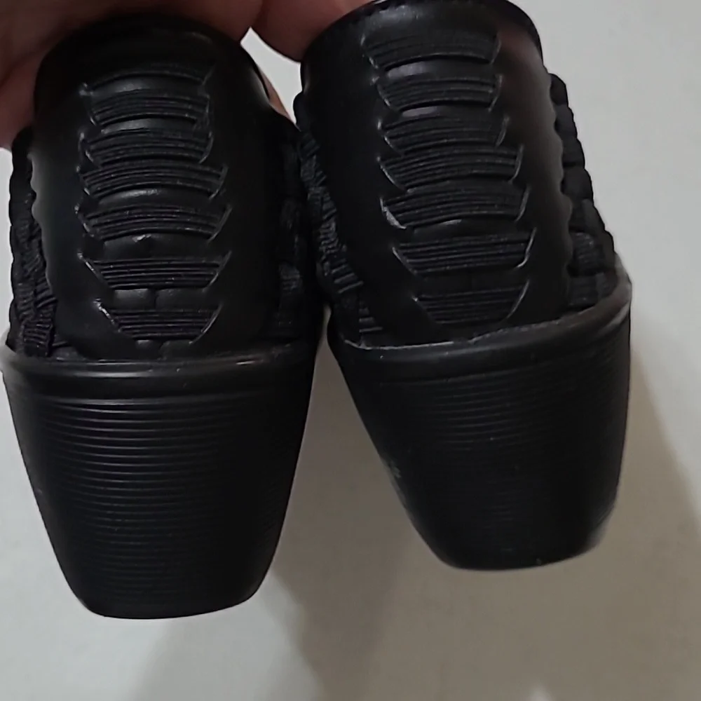 Baretraps Ulricka black basketweave wedges size 8.5
